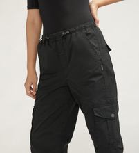 Load image into Gallery viewer, Silver Jeans Co. Parachute Cargo Pants - Black